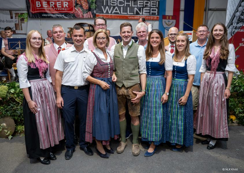 Gruppenfoto mit Landeshauptfrau Johanna Mikl-Leitner und Vereinsvertretern im Festzelt