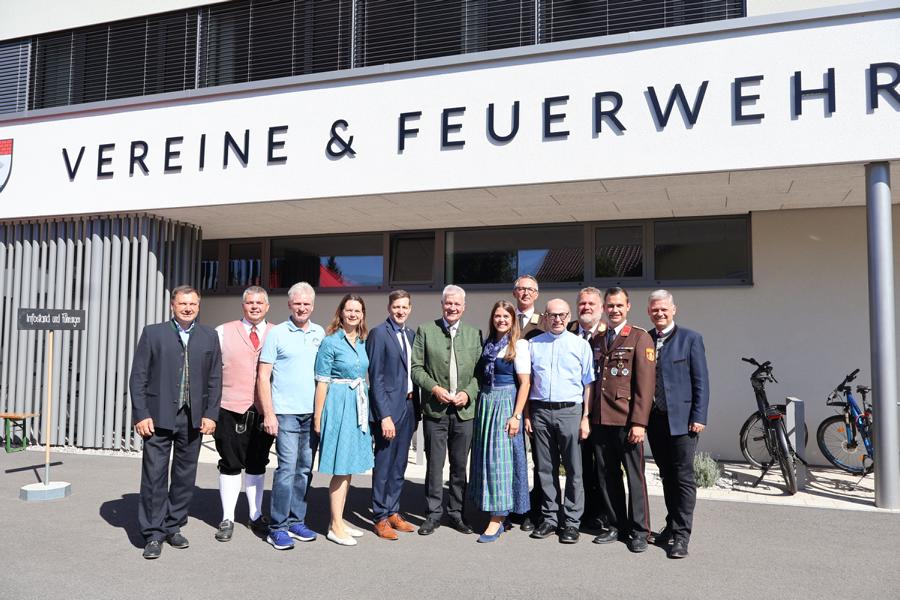 Ehrengäste vor dem Eingang „Vereine & Feuerwehr