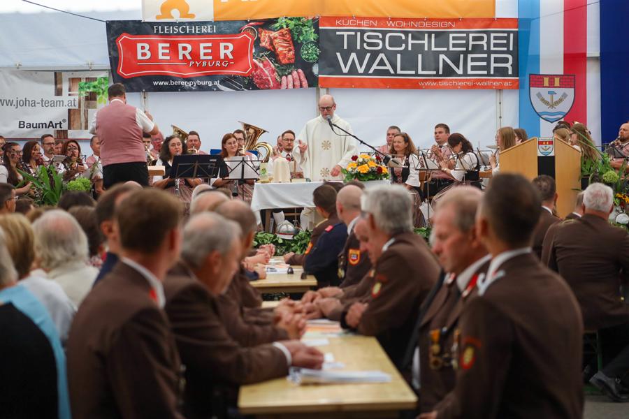 Festmesse im Festzelt mit dem Musikverein St. Pantaleon
