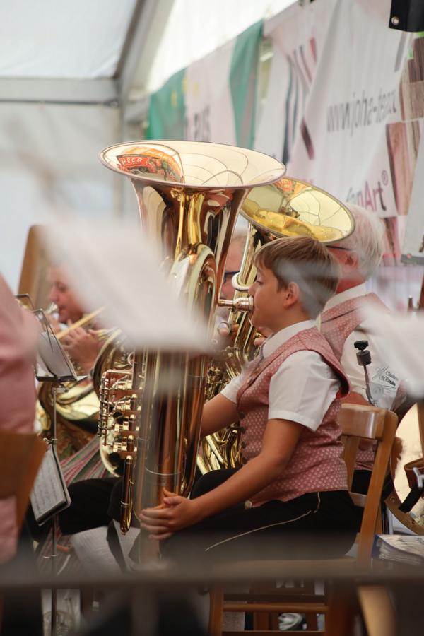 Junger Musiker an der Tuba