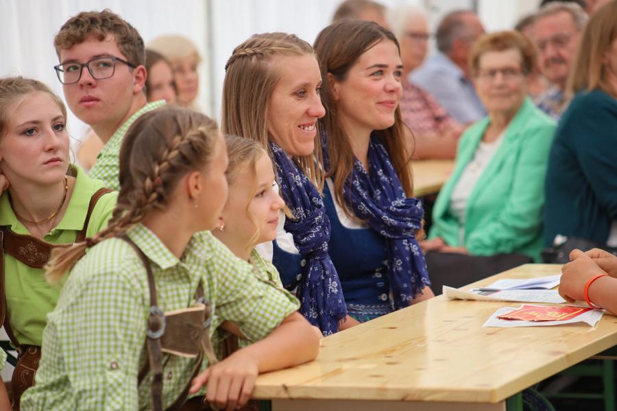 Festgäste in Tracht im Zelt