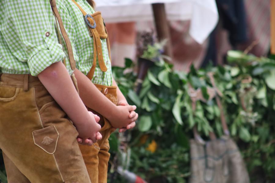Kinder in Lederhosen