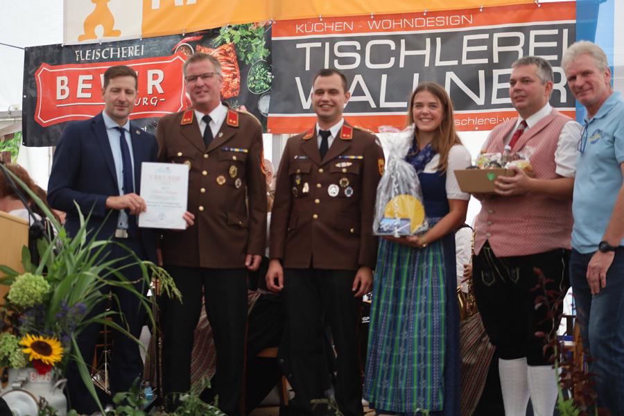 Übergabe der Urkunde beim Festakt