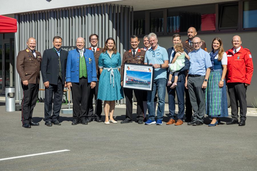 Gruppenfoto vor dem Multivereinshaus