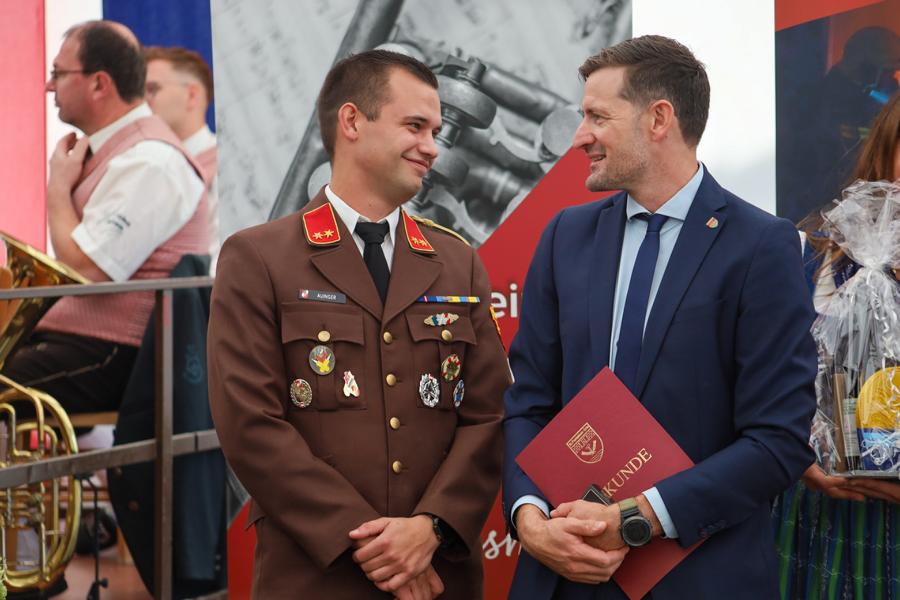 Kommandant und Bürgermeister beim Festakt